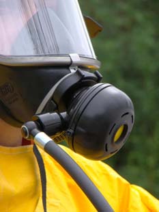 Máscara autônoma de demanda com pressão positiva simula respiração normal em ambientes confinados ou contaminados